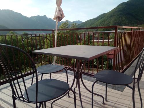 Pemandangan gunung umum atau pemandangan gunung yang diambil dari apartmen