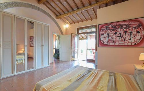 um quarto com uma cama grande num quarto em Casa Giannini em Magliano in Toscana