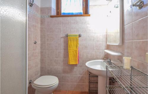 uma casa de banho com um WC e um lavatório em Casa Giannini em Magliano in Toscana