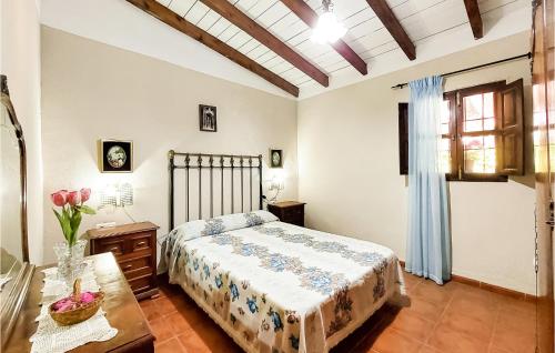 1 dormitorio con cama, mesa y ventana en 4 Bedroom Lovely Home In Almchar en Almáchar