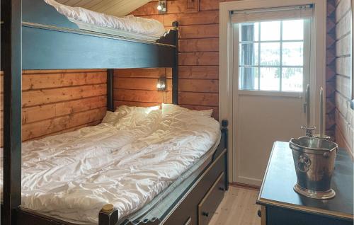Säng eller sängar i ett rum på Lovely Home In Svingvoll With Wifi