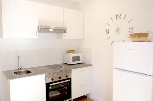 Kuchyň nebo kuchyňský kout v ubytování Alameda Apartamentos