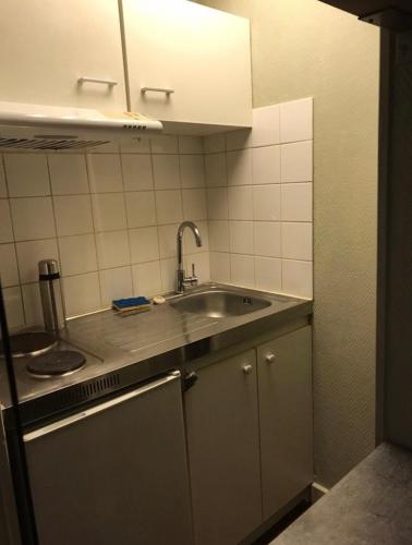 une cuisine avec un évier et un plan de travail dans l'établissement 30 Boulevard Studio Apartment - 01, à Melun