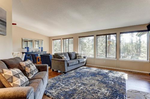 uma sala de estar com dois sofás e um tapete em Deschutes Sunrise em Sunriver