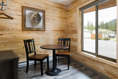 a room with a table and chairs and a window at Beargrass Lodging & RV Resort in Hungry Horse
