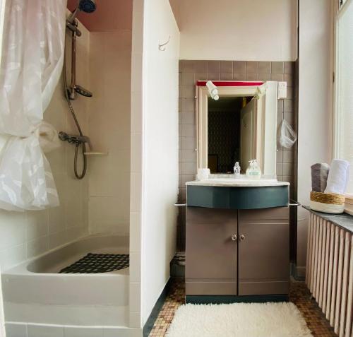 ห้องน้ำของ Chambre Hote Urban Chic proche Bagnoles SDD privative au Calme