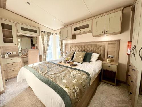 Säng eller sängar i ett rum på Stunning Caravan With Full Lake View At Southview Holiday Park Ref 33004ml