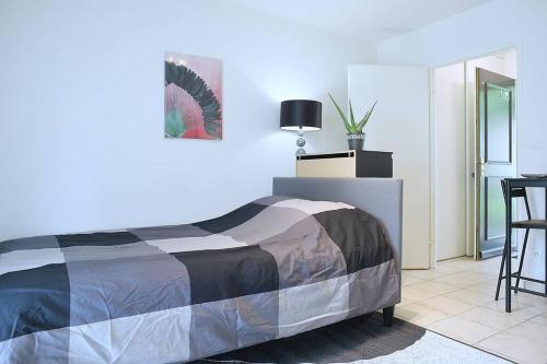 a bedroom with a bed and a table and chairs at Studio fonctionnel à proximité de Toulouse in Léguevin