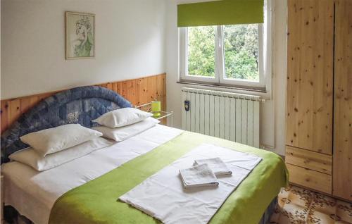 ein Schlafzimmer mit einem großen Bett mit zwei Büchern darauf in der Unterkunft Beautiful Apartment In Martinscica With Wifi And 1 Bedrooms in Martinšćica