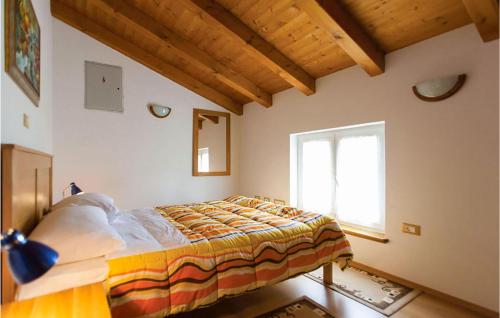 - une chambre avec un lit dans une pièce dotée d'une fenêtre dans l'établissement Pet Friendly Home In Valbandon With Kitchen, à Fondole