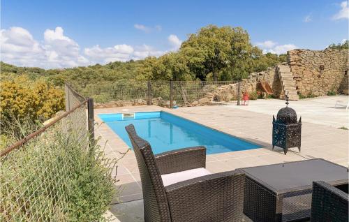 una piscina con mesa y sillas junto a ella en Exclusive House Arribes Duero en Zafara