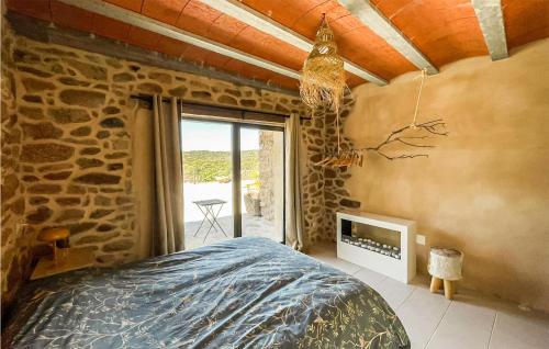 1 dormitorio con cama y pared de piedra en Exclusive House Arribes Duero en Zafara