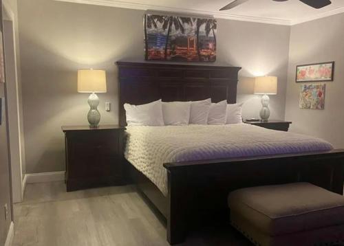 ein Schlafzimmer mit einem großen Bett mit zwei Lampen in der Unterkunft Country home in Endwell