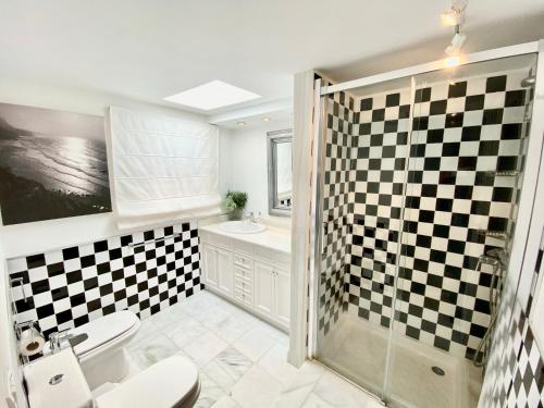 baño con pared a cuadros en blanco y negro en Exclusiva Villa con Piscina Privada, Villa Juandana, en San Juan de la Rambla