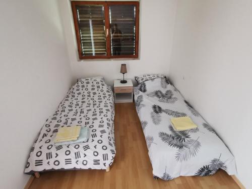 1 dormitorio con 2 camas y ventana en Apartments with a parking space Orebic, Peljesac - 20250, en Orebić