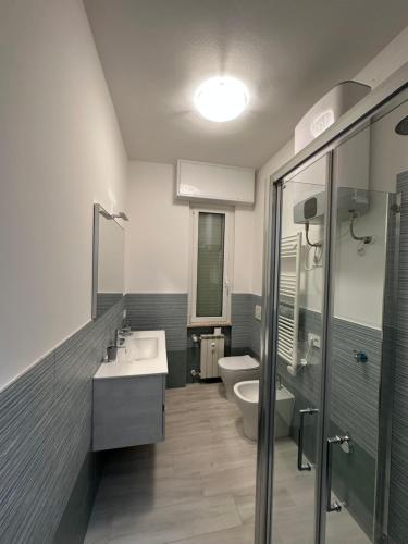 een badkamer met een wastafel en een toilet bij La casa di Nonno Stefano in Loano