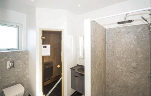 y baño con aseo y lavamanos. en 5 Bedroom Cozy Home In Vggerlse, en Bøtø By