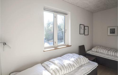 Postel nebo postele na pokoji v ubytování 5 Bedroom Cozy Home In Vggerlse