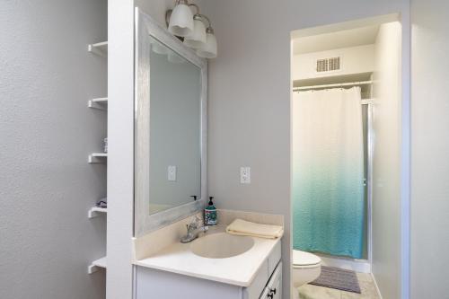 Baño blanco con lavabo y espejo en Casa Escondido, en Santa Fe