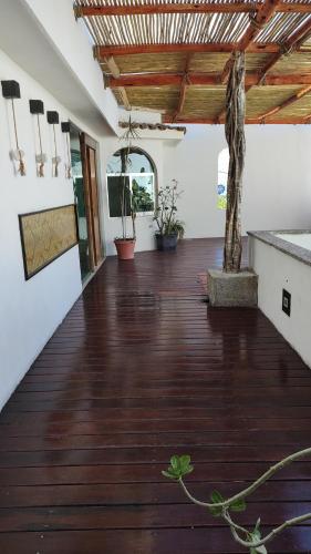 um quarto com piso de madeira e uma árvore em Isla vancouber em Acapulco