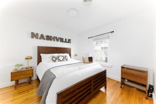1 dormitorio con 1 cama extragrande y un letrero de Nashville en la pared en The Hamilton - 3 BR 2 BA - 1 5 mi to Broadway en Nashville