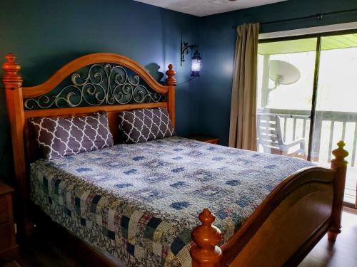 um quarto com uma cama com uma cabeceira de madeira em Hillbilly Hilton em Pigeon Forge