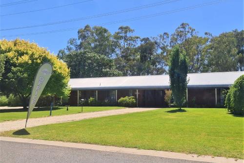 a building with a sign in front of it at Greenways Holiday Units in Tocumwal