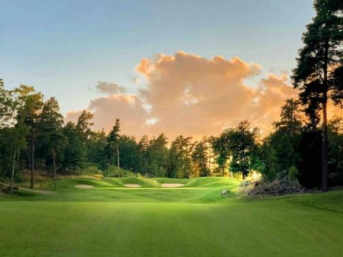 - Vistas a un campo de golf con campo verde en Modern, mysig & exklusiv villa i Skärgården #1, en Estocolmo