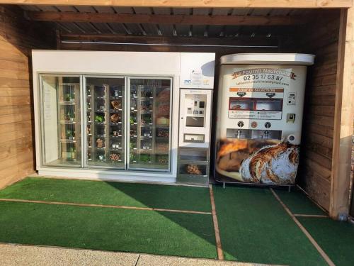 a building with two vending machines with food inside at Maison individuelle 