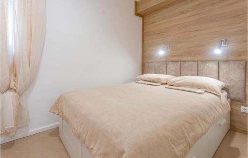 um quarto com uma cama grande e 2 almofadas em Beautiful Apartment In Podgrade With Jacuzzi em Slime