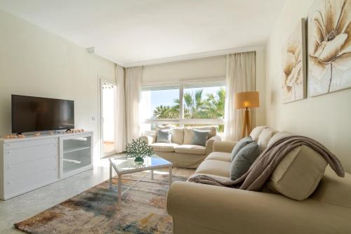 TV a/nebo společenská místnost v ubytování MARBELLA BANUS SUITES - Banus Playa Rocio Beachside Complex