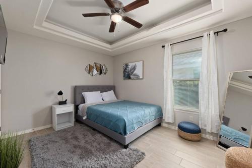 a bedroom with a bed and a ceiling fan at The Oaks Modern 3Bd/2Ba.Fast WiFi/Netflix in Edinburg