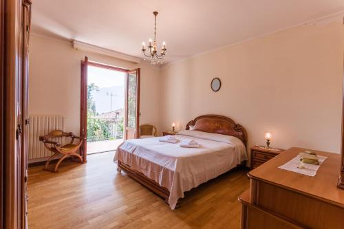 グリアンテ・カデナッビアにあるVilla Grianteのベッドルーム1室(ベッド1台、デスク、窓付)