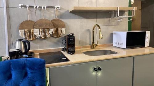 スーダーにあるSeventies السبعيناتのシンクと電子レンジ付きのキッチンカウンター