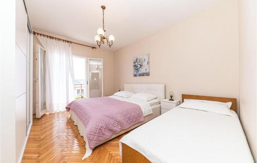 1 dormitorio con 2 camas y ventana en 1 Bedroom Stunning Apartment In Seget Donji, en Trogir
