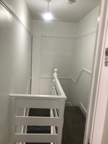 ロンドンにあるEn Suite Double Roomの階段付きの部屋の白い階段