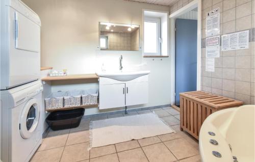 A bathroom at Beautiful Home In Assens With 3 Bedrooms And Wifi
