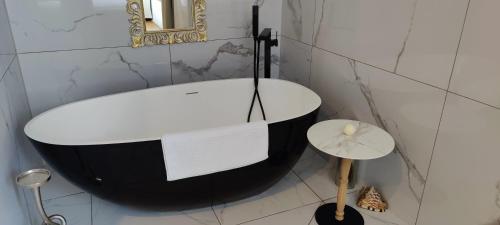 a black and white bath tub in a bathroom at XuBa ApartmentRooms Messe Wien Prater in Vienna