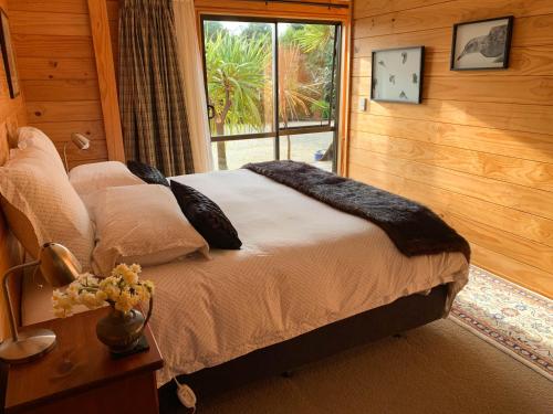 เตียงในห้องที่ Birds Ferry Lodge