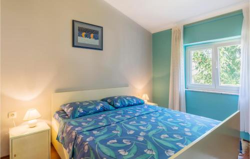 En eller flere senge i et værelse på Awesome Apartment In Betiga With Wifi