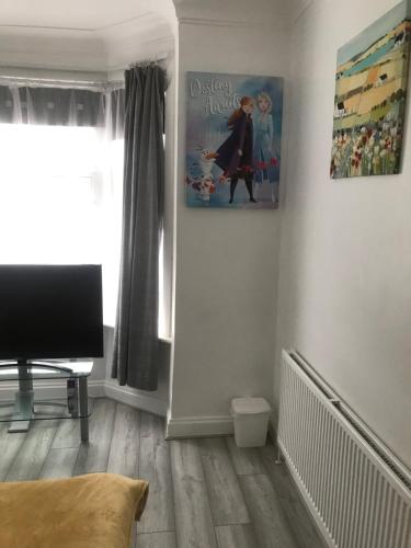 sala de estar con sofá y una foto en la pared en Double Room Central Location, en Londres