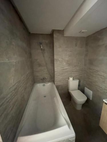 uma casa de banho com banheira e WC em Taj appartement/ aeroport M 5 em Nouaceur