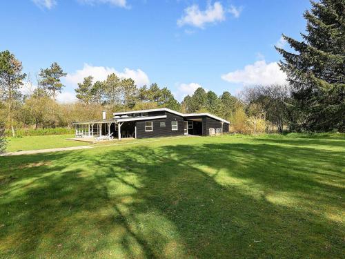 Øster Melholtにある8 person holiday home in Halsの大影の緑地家