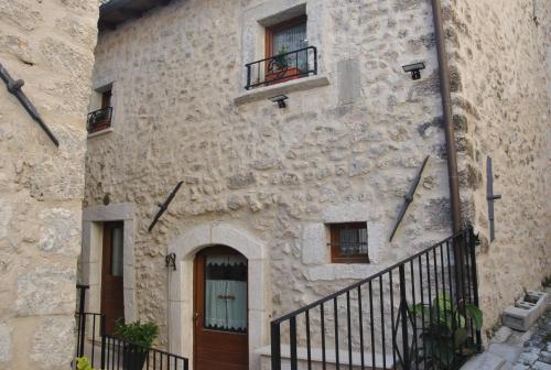a stone building with a door and a balcony at a casa di Franco in Civitaretenga