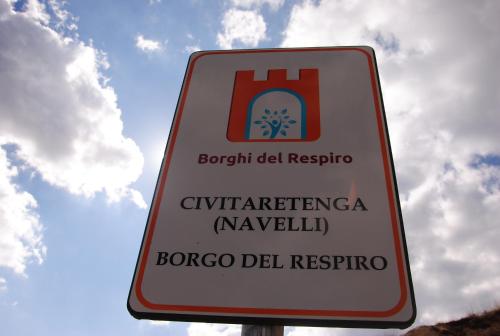 a street sign in front of a cloudy sky at a casa di Franco in Civitaretenga
