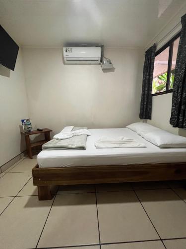 Ένα ή περισσότερα κρεβάτια σε δωμάτιο στο Le Petit Hotel