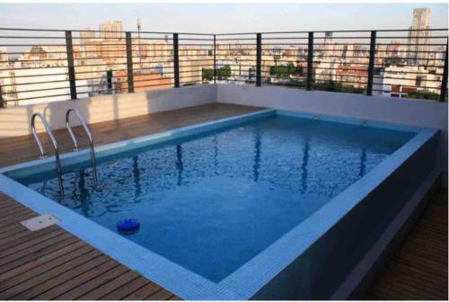 una piscina en la azotea de un edificio en Nice studio at Nicaragua 6042 en Buenos Aires