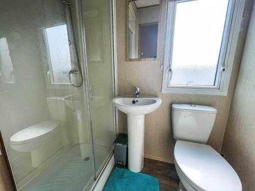 Caravan With Decking At Southview Holiday Park In Skegness Ref 33005s في سكيجنيس: حمام مع مرحاض ومغسلة ودش