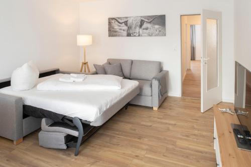 1 dormitorio con 1 cama y 1 sofá en 'Dörpnüst', en Langeoog