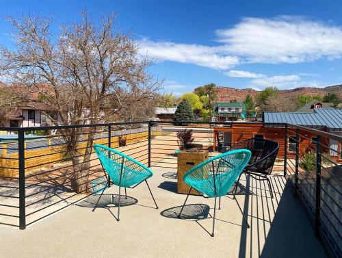 Un balcón o terraza en Timber & Tin D 2Bed 2Bath w Pool & Rooftop Deck